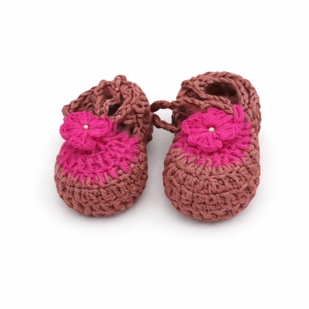 Sapatinho de Bebé em Crochê com Flor Decorativa – Conforto e Estilo