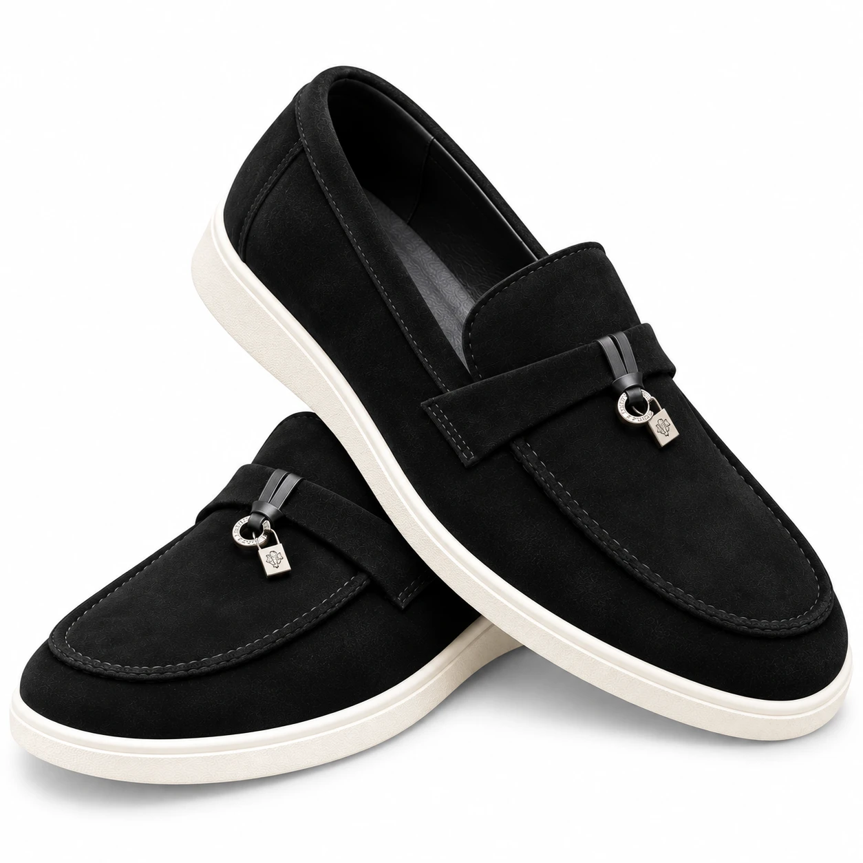 Mocassim Unissexo Casual Preto em Camurça Natural com Detalhe Metálico e Sola Confortável