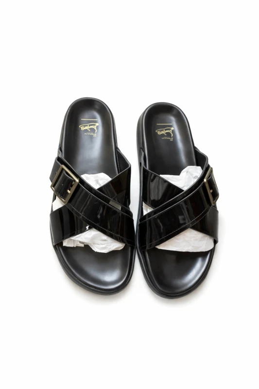 Sandálias Masculinas Slide Verniz Preto com Fivela Dourada