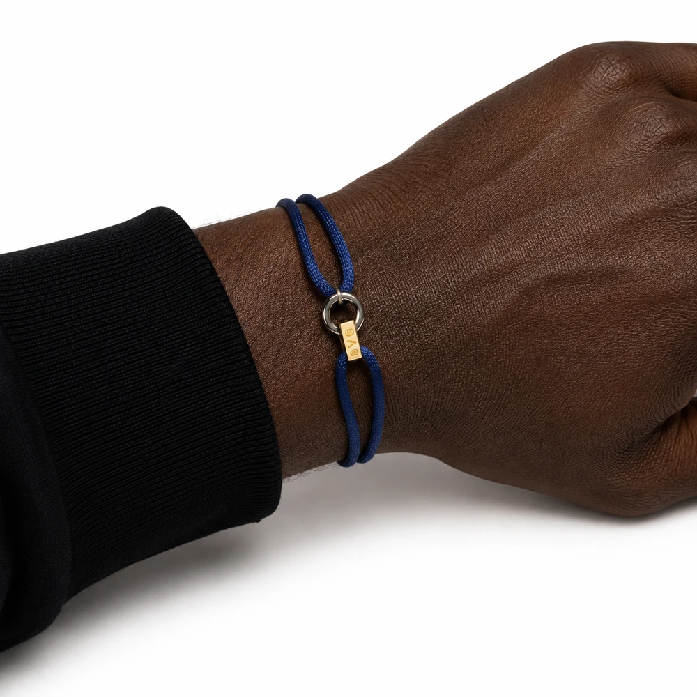 Pulseira de Cordão Azul com Detalhes Dourado e Prateado