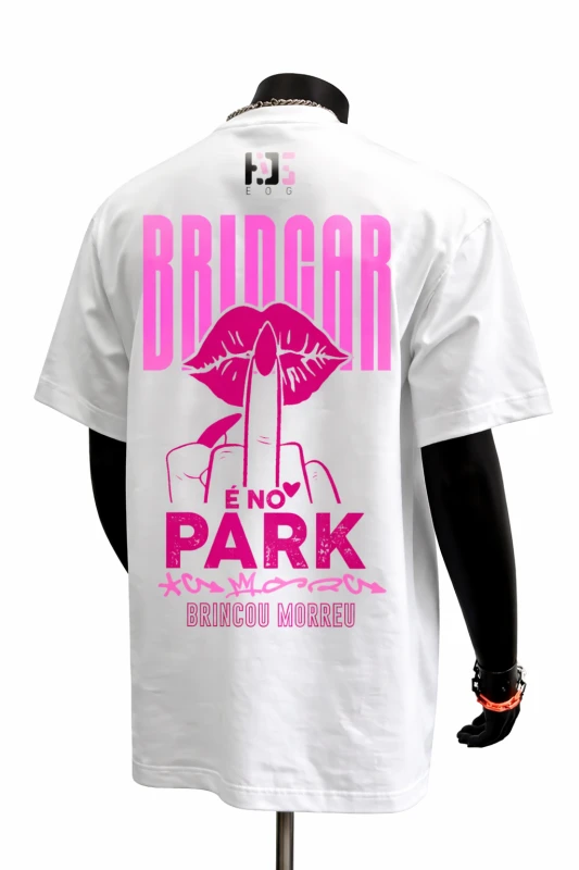 T-Shirt Masculina Streetwear “BRINCAR É NO PARK” – Camiseta Branca Estampada 100% Algodão com Design Exclusivo