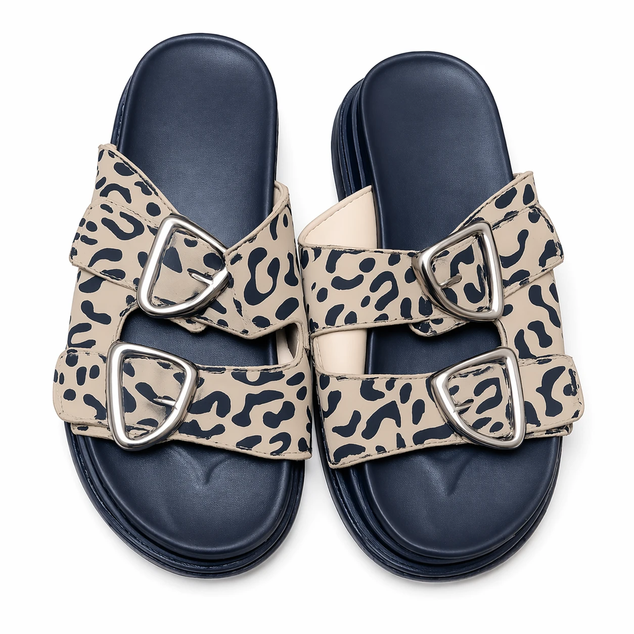 Sandálias Femininas Animal Print com Fivelas Metálicas